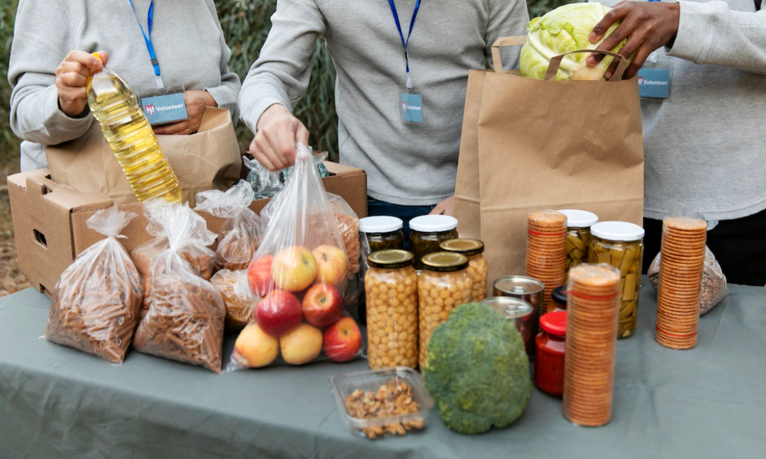 ACLAD Coruña recibe un importante cheque para alimentos